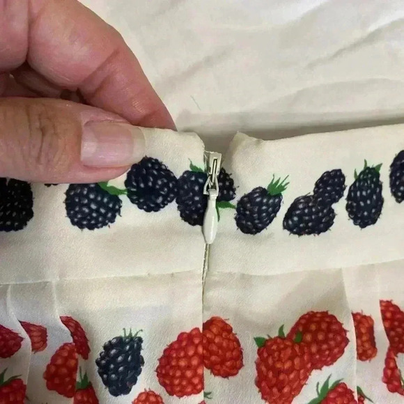 J. Crew BlackBerry Raspberry Pleated Skirt Size 2 Cream w/ Black & Red Berries. - Picture 5 of 14